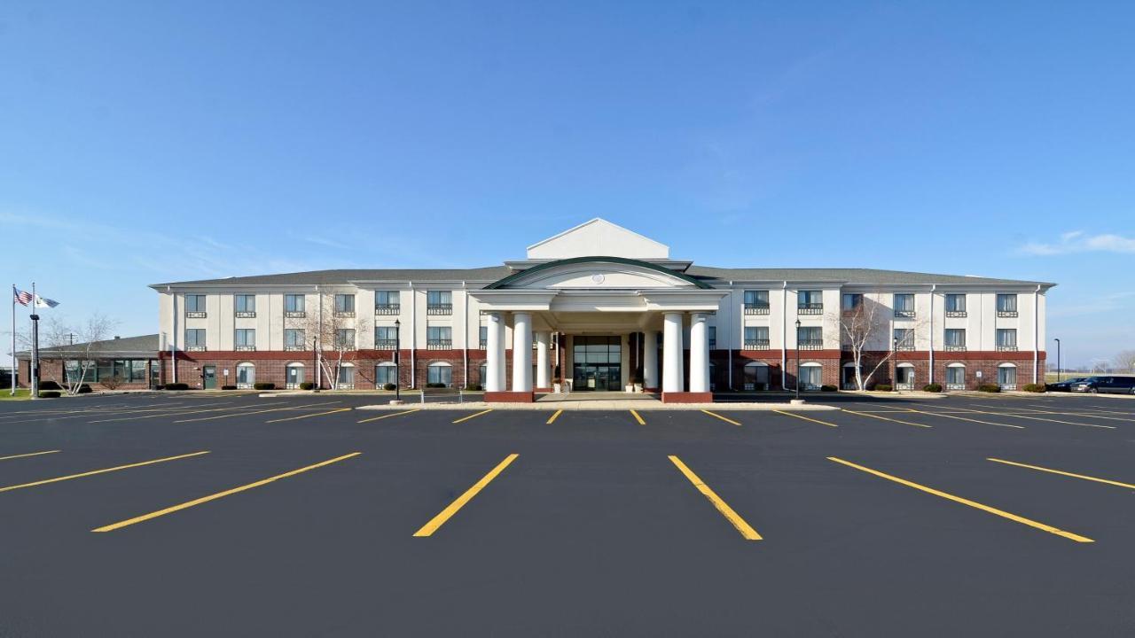 阿特金森堡快捷假日酒店及套房 Fort Atkinson 外观 照片